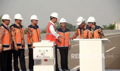 Presiden Republik Indonesia Joko Widodo melakukan peresmian Tol Bekasi-Cawang-Kampung Melayu (Becakayu) secara simbolis dengan menekan sirine tanda tol siap dioperasikan. Jumat (3/11).