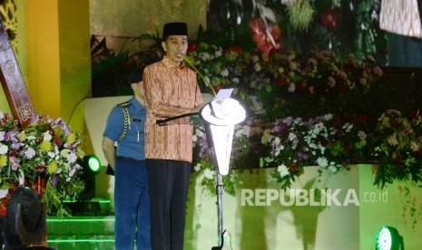 Presiden Republik Indonesia Joko Widodo memberikan kata sambutan sebelum membuka MTQ Nasional Ke-XXVI di Islamic Center Kota Mataram, Nusa Tenggara Barat, Sabtu (30/7) malam