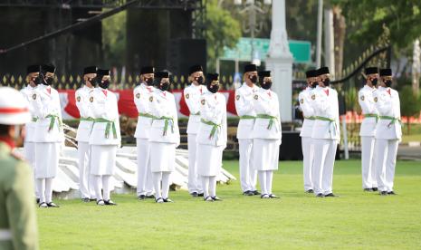 Presiden Republik Indonesia Joko Widodo mengukuhkan 68 anggota calon Pasukan Pengibar Bendera Pusaka (Calon Paskibraka) menjadi Paskibraka Tingkat Pusat Tahun 2022 di Istana Merdeka, Jakarta, Senin, (15/8/2022). Naskah Asli Teks Proklamasi akan Disandingkan dengan Bendera Pusaka