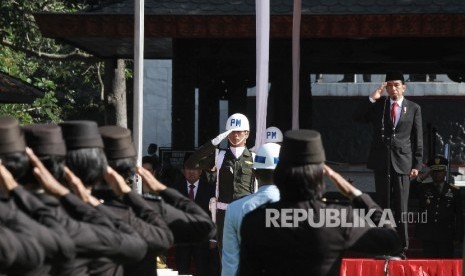  Presiden Republik Indonesia Joko Widodo menjadi inspektur upacara saat mengikuti upacara peringatan Hari Kesaktian Pancasila di Monumen Pancasila Sakti, Lubang Buaya, Jakarta, Sabtu (1/10).