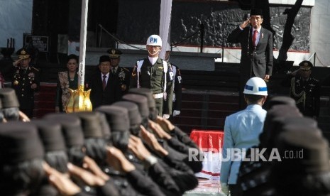 Presiden Republik Indonesia Joko Widodo menjadi inspektur upacara saat mengikuti upacara peringatan Hari Kesaktian Pancasila di Monumen Pancasila Sakti, Lubang Buaya, Jakarta, Sabtu (1/10).