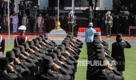 Presiden Republik Indonesia Joko Widodo menjadi inspektur upacara saat mengikuti upacara peringatan Hari Kesaktian Pancasila di Monumen Pancasila Sakti, Lubang Buaya, Jakarta, Sabtu (1/10). 