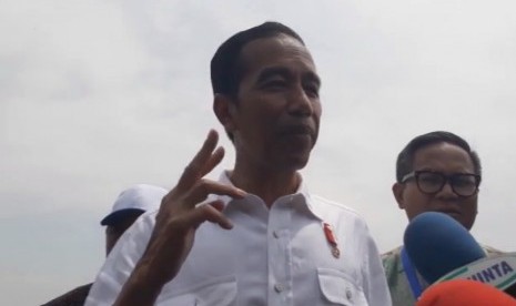 Presiden Republik Indonesia, Joko Widodo saat berkunjung ke tambak udang Muara Gembong, Kabupaten Bekasi.