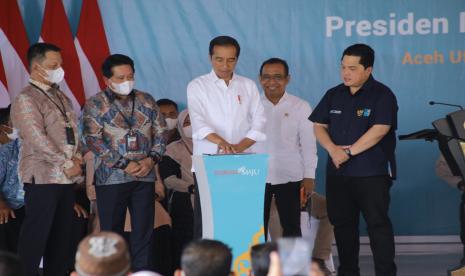 Presiden Republik Indonesia Joko Widodo (tengah) bersama Menteri BUMN Erick Thohir (kanan pertama) , Menteri Sekretariat Negara Pratikno (kanan kedua), Pj. Gubernur Aceh Achmad Marzuki (kiri pertama), dan Direktur Utama BSI Hery Gunardi (kiri kedua) saat Peluncuran Kartu Tani Digital dan KUR BSI dilakukan di Lapangan Komplek PIM, Kecamatan Dewantara, Kabupaten Aceh Utara, Provinsi Aceh, Jumat (10/2/2023).