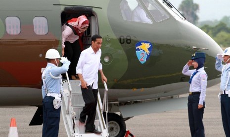 Presiden Republik Indonesia Joko Widodo tiba di Bandara Malikussaleh, Lhokseumawe, Provinsi Aceh. Senin (9/3).    (Antara/Rahmad)