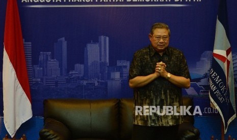 Presiden keenam Republik Indonesia Susilo Bambang Yudhoyono beranjak dari tempat duduknya seusai memberikan keterangan kepada awak media di Wisma Proklamasi, Jakarta, Rabu (1/2)