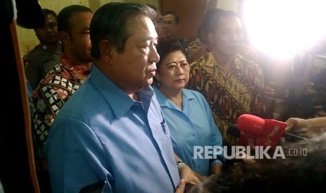 Presiden Republik Indonesia ke-6 Susilo Bambang Yudhoyono bersama Ani Yudhoyono usai melaporkan Kuasa Hukum terdakwa kasus Korupsi KTP Elektronik Setya Novanto, Firman Wijaya di Bareskrim Polri, Jakarta. Selasa (6/2). 