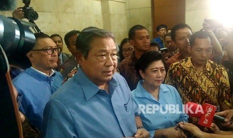 Presiden Republik Indonesia ke-6 Susilo Bambang Yudhoyono bersama Ani Yudhoyono usai melaporkan Kuasa Hukum terdakwa kasus Korupsi KTP Elektronik Setya Novanto, Firman Wijaya di Bareskrim Polri, Jakarta. Selasa (6/2). 