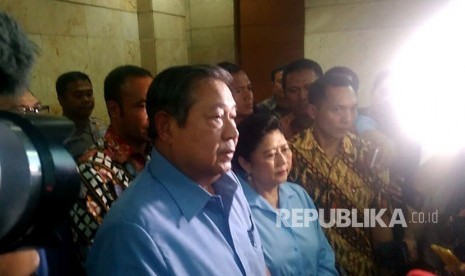 Presiden Republik Indonesia ke-6 Susilo Bambang Yudhoyono bersama Ani Yudhoyono usai melaporkan Kuasa Hukum terdakwa kasus Korupsi KTP Elektronik Setya Novanto, Firman Wijaya di Bareskrim Polri, Jakarta. Selasa (6/2). 