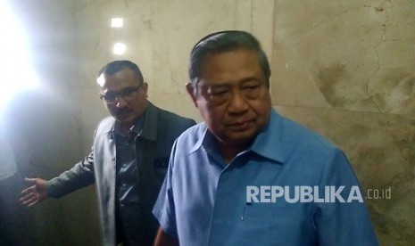 Presiden Republik Indonesia ke-6 Susilo Bambang Yudhoyono melaporkan Kuasa Hukum terdakwa kasus Korupsi KTP Elektronik Setya Novanto, Firman Wijaya di Bareskrim Polri, Jakarta. Selasa (6/2). 