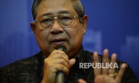 Presiden Republik Indonesia Ke-6 Susilo Bambang Yudhoyono memberikan keterangan kepada awak media di Wisma Proklamasi, Jakarta, Rabu (1/2).