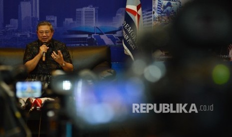 Presiden Republik Indonesia Ke-6 Susilo Bambang Yudhoyono memberikan keterangan kepada awak media di Wisma Proklamasi, Jakarta, Rabu (1/2).