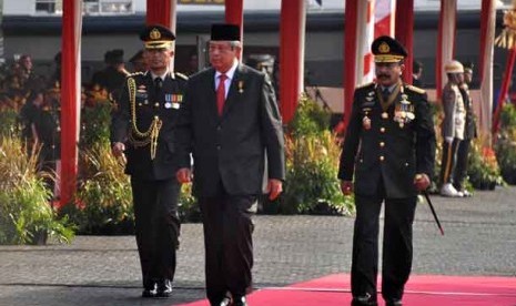   Presiden Republik Indonesia Susilo Bambang Yudhoyono usai memimpin upacara peringatan HUT Bhayangkara ke-67 di lapangan Mako Brimob Polri, Depok, Jawa Barat, Senin (1/7).