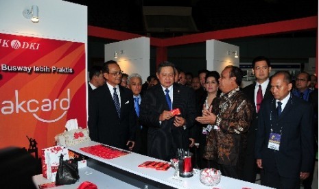 Presiden RI, Bapak Susilo Bambang Yudhoyono mengunjungi stand Bank DKI 