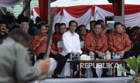  Presiden RI Joko Widodo (baju putih) didampingi Menteri Koordinator Kemaritiman Luhut Binsar Panjaitan (kedua kanan), Menteri Pariwisata Arief Yahya (ketiga kiri), dan Gubernur Kalbar Cornelis (kanan) saat menghadiri acara puncak Sail Selat Karimata di Pa