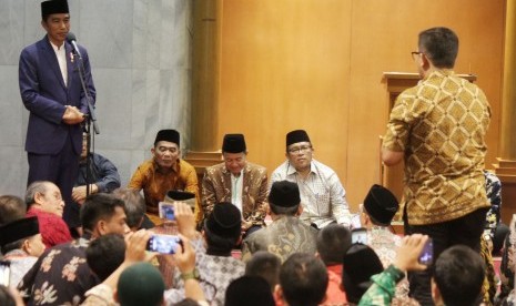 Presiden RI Joko Widodo berdialog dengan undangan yang hadir di Kantor Pimpinan Pusat Persatuan Islam (Persis), di Kota Bandung, Selasa (17/10) malam. Acara tersebut merupakan silaturahim Presiden RI dengan Keluarga Besar Persis.