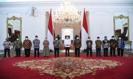 Presiden RI Joko Widodo berfoto bersama para pimpinan BAZNAS periode 2020-2025, yakni Ketua, Noor Achmad; Wakil Ketua, Mokhammad Makhdum; jajaran pimpinan lainnya Muhammad Nadratuzzaman Hosen, Zainulbahar Noor Saidah Sakwan, Rizaludin Kurniawan, Nur Chamdani, Achmad Sudrajat dan Suminto di Istana Merdeka, Jakarta, Rabu (24/2).