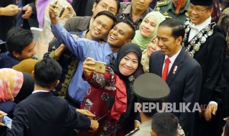 Presiden RI Joko Widodo berfoto bersama para undangan saat hadir pada puncak perayaan Dies Natalis ke-60 Unversitas Padjadjaran (Unpad), di Graha Sanusi Hardjadinata, Kampus Unpad, Kota Bandung, Senin (11/9). 