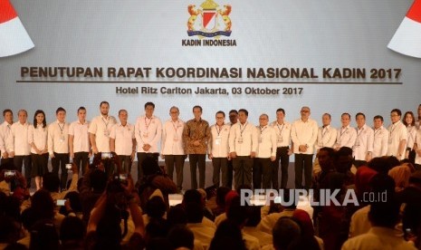  Presiden RI Joko Widodo berfoto dengan pengurus Kadin seusai Penutupan Rakornas Kadin 2017, Jakarta, Selasa (3/10). 