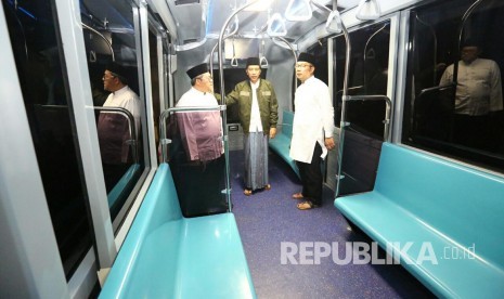 Presiden RI Joko Widodo (berjaket) besama Gubernur Jabar Ahmad Heryawan dan Wali Kota Bandung Ridwan Kamil meninjau Light Rail Transit (LRT) Metro Kapsul usai sahat subuh, di Alun-alun Kota Bandung, Kamis (13/4).