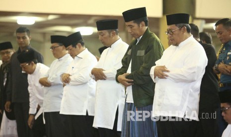 Presiden RI Joko Widodo (berjaket) didampingi Wali Kota Bandung Ridwan Kamil dan Gubernur Jabar mengikuti shalat subuh berjamaah, di Masjir Raya Jabar, Alun-alun Kota Bandung, Kamis (13/4)