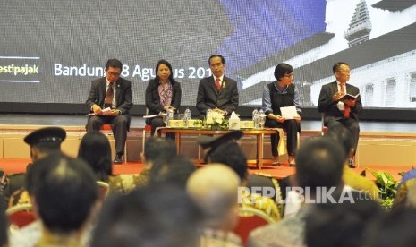 Presiden RI Joko Widodo bersama beberapa menteri terkait hadir pada Sosiliasi Tax Amnesty di Hotel Intercontinental Bandung, Senin (8/8