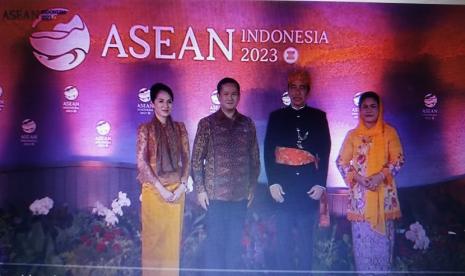 Presiden RI Joko Widodo bersama Ibu Negara Iriana Joko Widodo tampak mengenakan busana adat Betawi saat menyambut para pemimpin negara ASEAN, negara mitra, serta kepala organisasi internasional saat Gala Dinner KTT ke-43 ASEAN  seperti disaksikan dalam YouTube Sekretariat Presiden, Rabu (6/9/2023)