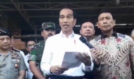 Presiden RI, Joko Widodo bersama jajaran petinggi negara saat mengunjungi lokasi pascaledakan bom bunuh diri di Surabaya