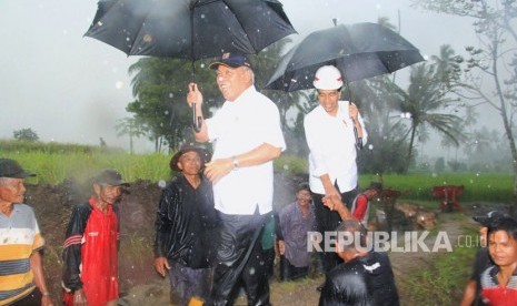 Presiden RI Joko Widodo bersama Menteri PUPR Basuki Hadimuljono meninjau lokasi pembangunan irigasi di Jorong Piliang, Nagari Kaum Limo, Kecamatan Kaum Lima, Kabupaten Tanah Datar, Kamis (8/2)