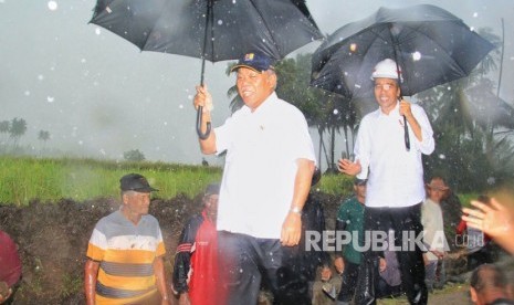 Presiden RI Joko Widodo bersama Menteri PUPR Basuki Hadimuljono meninjau lokasi pembangunan irigasi di Jorong Piliang, Nagari Kaum Limo, Kecamatan Kaum Lima, Kabupaten Tanah Datar, Kamis (8/2)