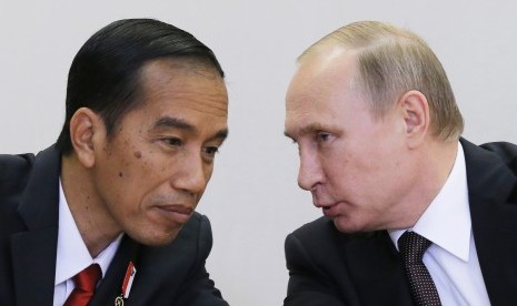 Presiden RI Joko Widodo bersama Presiden Rusia Vladimir Putin di Sochi, Rusia, (18/5).