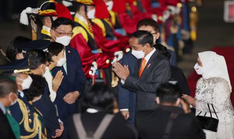 Presiden RI Joko Widodo dan istrinya Iriana disambut setibanya di bandara militer Seoul di Seongnam, Korea Selatan, Rabu, 27 Juli 2022. 