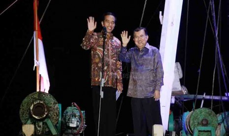 Presiden RI Joko Widodo dan wakil Presiden RI Jusuf Kalla saat berpidato kemenangan di atas kapal di Pelabuhan Sunda kelapa, Jakarta, Selasa malam (22/7).