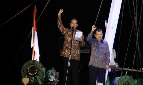 Presiden RI Joko Widodo dan wakil Presiden RI Jusuf Kalla saat berpidato kemenangan di atas kapal di Pelabuhan Sunda kelapa, Jakarta, Selasa malam (22/7).