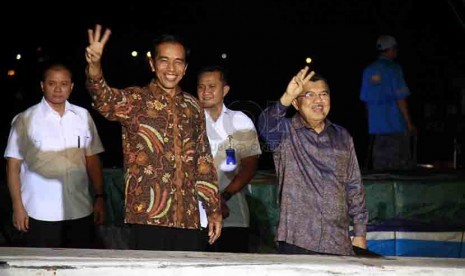 Presiden RI Joko Widodo dan wakil Presiden RI Jusuf Kalla saat berpidato kemenangan di atas kapal di Pelabuhan Sunda kelapa, Jakarta, Selasa malam (22/7).