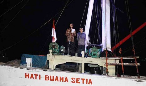 Presiden RI Joko Widodo dan wakil Presiden RI Jusuf Kalla saat berpidato kemenangan di atas kapal di Pelabuhan Sunda kelapa, Jakarta, Selasa malam (22/7).