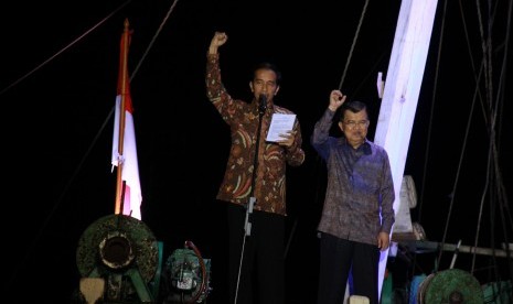 Presiden RI Joko Widodo dan wakil Presiden RI Jusuf Kalla saat berpidato kemenangan di atas kapal di Pelabuhan Sunda kelapa, Jakarta, Selasa (22/7) malam.