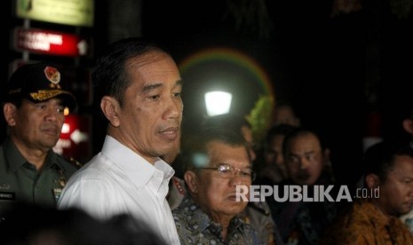 President Joko Widodo and Vice President Jusuf Kalla made a statement to the reporters after visiting victim of blast at Kampung Melayu at Polri Hospital, Kramatjati, Jakarta, Thursday (May 25). 