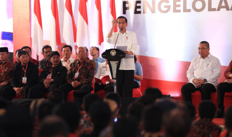 Presiden RI Joko Widodo, didampingi Ibu Negara Iriana Joko Widodo, bersama Menteri Desa, PDT dan Transmigrasi, Eko Putro Sandjojo, memberikan arahan dalam acara Sarasehan pengelolaan Dana Desa se Provinsi Jawa Tengah Tahun Anggaran 2019, di Pusat Rekreasi dan Promosi Pembangunan (PRPP) Semarang.