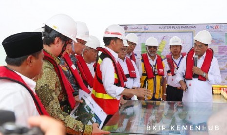 Presiden RI Joko Widodo didampingi oleh sejumlah menteri meninjau Pelabuhan Patimban, Kabupaten Subang, Jumat (29/11).