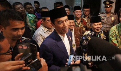 Presiden RI Joko Widodo diwawancara wartawan pada acara Silaturahim Presiden RI dengan Keluarga Besar Pesatuan Islam (Persis), di Kantor Pimpinan Pusat Persis, Kota Bandung, Selasa (17/10).