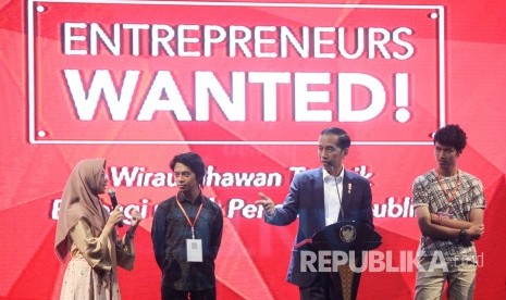 Presiden RI Joko Widodo (Jokowi) berbicang dengan mahasiswa dan pelajar yang sudah menjadi wirausahawan pada acara Entrepreneurs Wanted ! bertajuk Wirausahawan Terbaik Berbagi untuk Penerus Republik, di Gedung Sasana Budaya Ganesa (Sabuga), Kota Bandung, Senin (18/12).