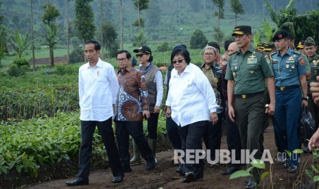 Presiden RI Joko Widodo (Jokowi) bersama sejumlah menteri, gubernur Jawa Barat, Pangdam III/Siliwangi dan Kapolda Jawa Barat, meninjau bibit-bibit pohon untuk ditanam di  kawasan Cisanti, Desa Tarumajaya, Kecamatan Kertasari, Kabupaten Bandung, Kamis (22/2).