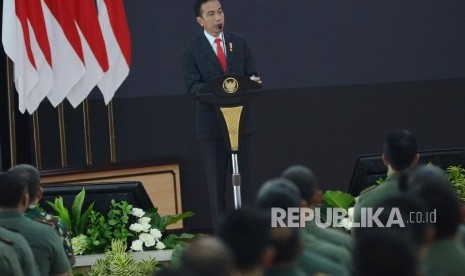 Presiden RI Joko Widodo (Jokowi) memberikan pengarahan kepada pejabat Danrem, Dandim serta para asisten teritorial dari seluruh tanah air pada Apel Danrem, Dandim Terpusat TA 2018, di Pussenif Kodiklat TNI AD, Jalan Supratman, Kota Bandung, Senin (26/11). 