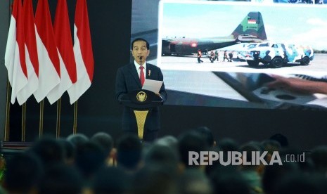 Presiden RI Joko Widodo (Jokowi) memberikan pengarahan kepada pejabat Danrem, Dandim serta para asisten teritorial dari seluruh tanah air pada Apel Danrem, Dandim Terpusat TA 2018, di Pussenif Kodiklat TNI AD, Jalan Supratman, Kota Bandung, Senin (26/11). 