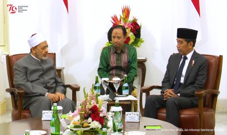 Presiden RI Joko Widodo (Jokowi) menyambut kunjungan Grand Syekh Al Azhar, Prof. Ahmed Mohammed Ahmed Al-Thayeb, di Istana Merdeka, Jakarta, pada Selasa (09/07/2024).  