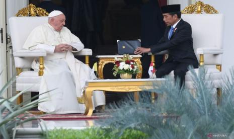 Presiden RI Joko Widodo (kanan) berbincang dengan Pemimpin Gereja Katolik Dunia Paus Fransiskus di veranda Istana Merdeka, Jakarta Pusat, Rabu (4/9/2024). 