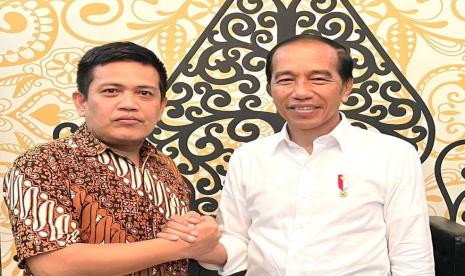 Presiden RI, Joko Widodo (kanan) dan Bendum Projo, Panel Baraus (kiri)