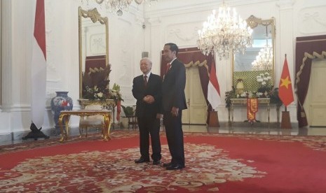 Presiden RI Joko Widodo (kanan) dan Sekjen Partai Komunis Vietnam Nguyen Phu Trong (kiri) berjabat tangan di Istana Negara, Jakarta, Rabu (23/8).