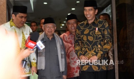 Presiden RI Joko Widodo (kanan), Ketum PBNU Said Aqil Siradj (kedua kanan), Rois Aam PBNU Ma'ruf Amin (kedua kiri), dan Sekjen PBNU Helmi Faisal Efendi berjalan keluar seusai mengadakan pertemuan tertutup di kantor PBNU, Jakarta, Senin (7/11)